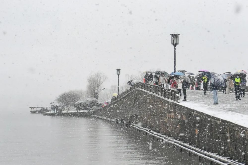 西湖的"断桥残雪"也出现了这次的雪量很大如梦似幻雪中西湖朦朦胧胧