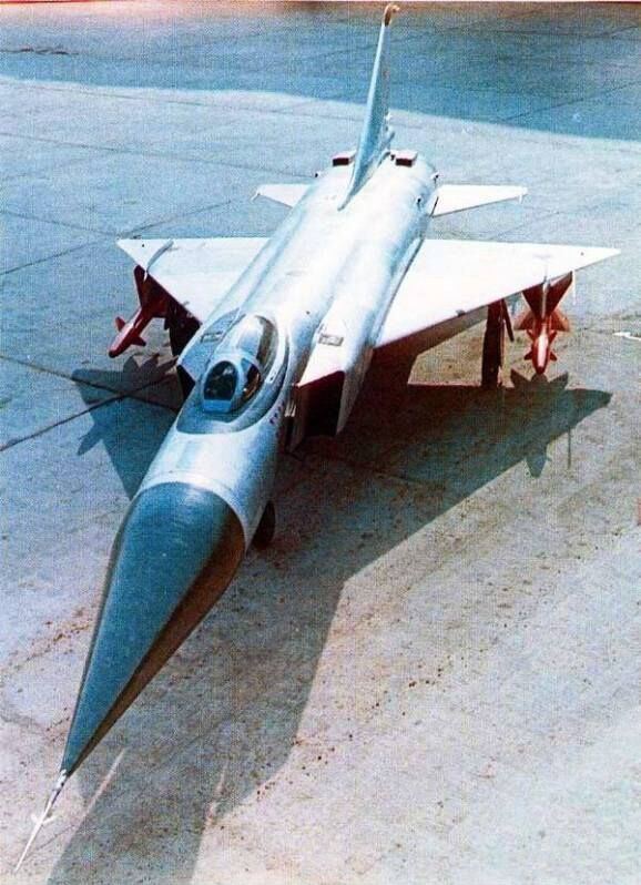 苏-15"细嘴瓶",是一款单座双发全天候高空高速截击机,由苏霍伊设计局