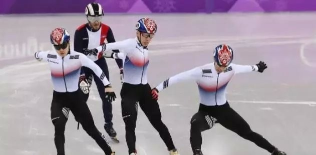 图说:平昌冬奥会短道速滑男子1000米1/4决赛进行时,三位韩国选手在