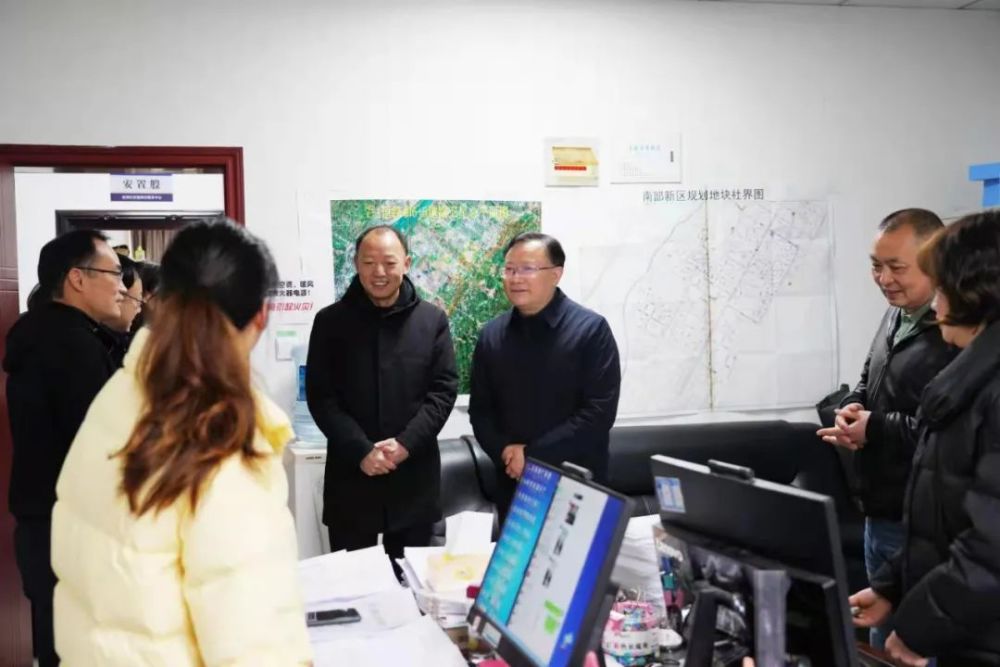 在区征拆中心,瞿进详细了解了中心人员配备,项目分布,2021年全区征地