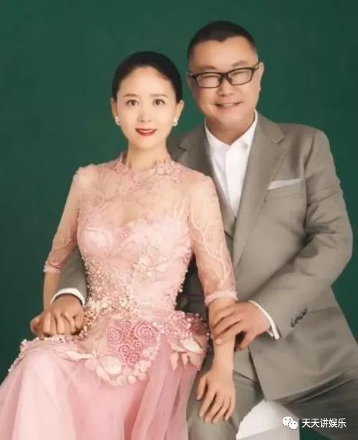 尹相杰庆祝结婚一周年,拍唯美婚纱照,妻子年轻貌美婀娜多姿