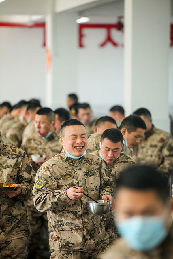 直击武警官兵舌尖上的幸福