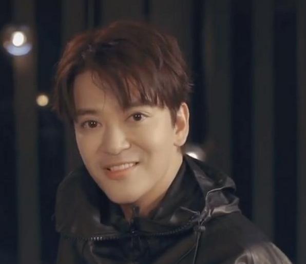 整容前眉清目秀,整容后嘴歪眼斜,这5位明星的脸太可惜插图34