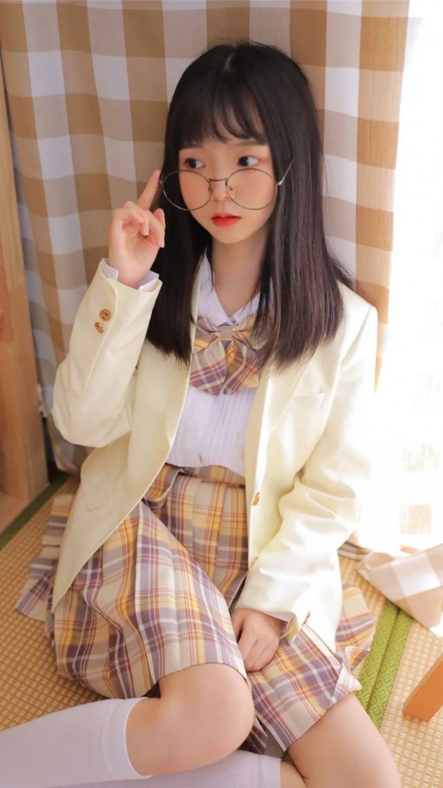 戴眼镜软萌妹子 甜味写真|萌妹子|写真|发型|小姐姐|齐刘海