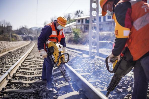 2月7日,六盤水工電段綜合維修車間職工在進行搗固作業.