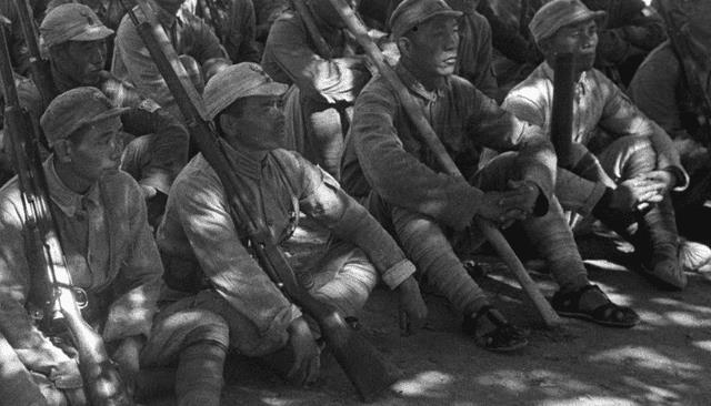 八路军为何宁肯穿草鞋也不穿缴获的日本军靴三个原因告诉你