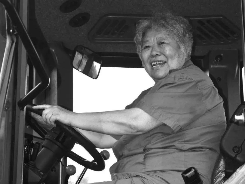 梁军壹元人民币上的人物原型是新中国的第一个女拖拉机手