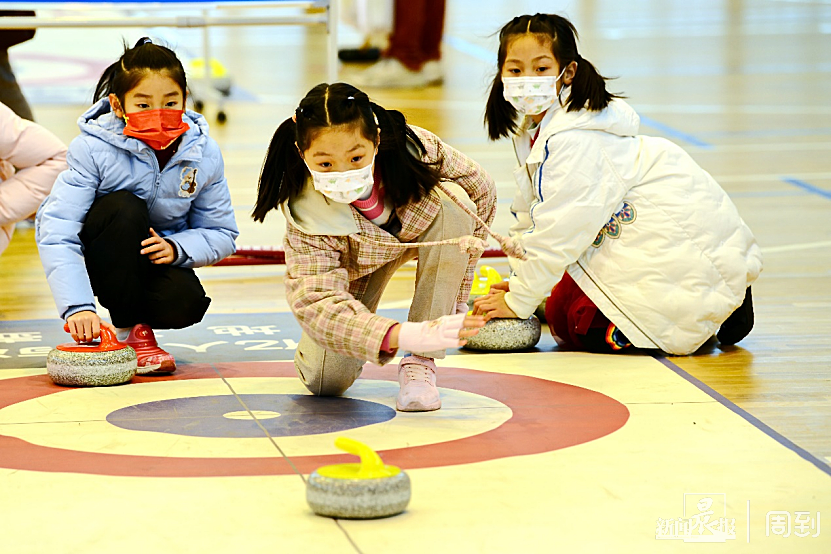 華東理工大學旱地冰壺運動開賽寒假留校學生體驗冬奧魅力