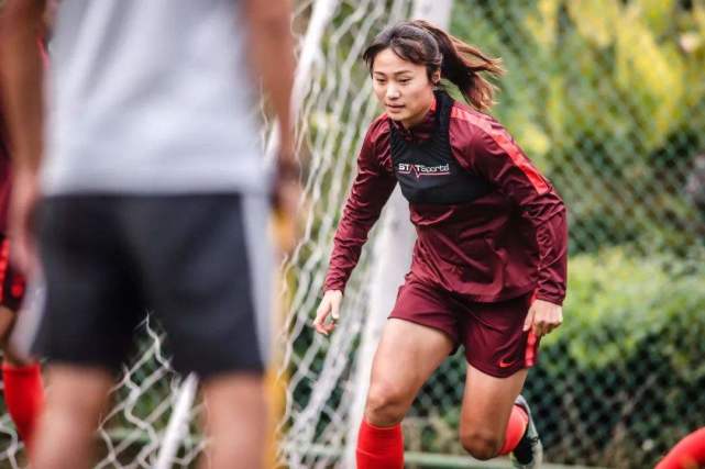 有人说,比赛关键时刻,当中国女足3号王晓雪背着手正面硬刚挡球的那一