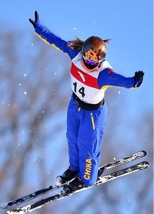 冬奥会中自由式滑雪中的空中技巧和大跳台两个项目有什么区别