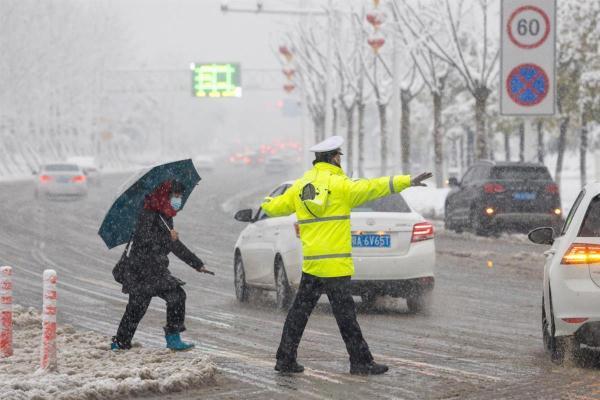 将军路派出所民警朱九生在出警返回途中,发现将军路一路与将军路交叉