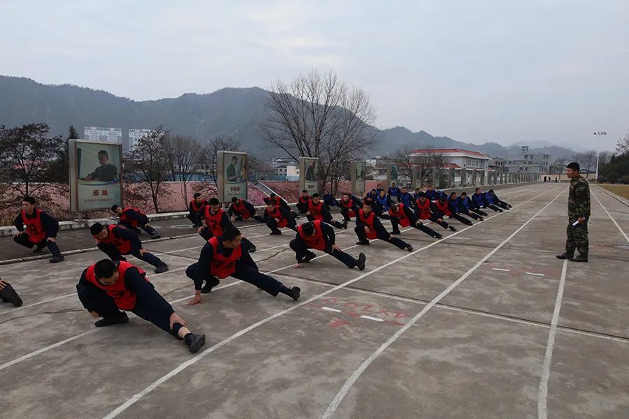 末日机甲重做军营疑为买房起床号图美学公式