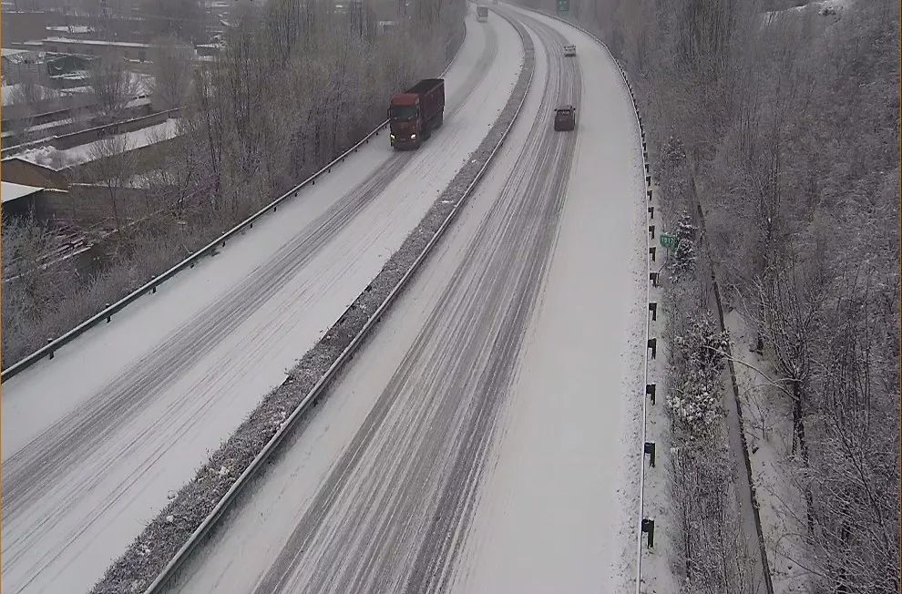 青海省内部分路段降雪路面积雪