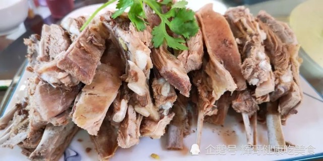 手抓羊肉一般选用羊腿,羊排,讲究的就是食材的原汁原味,新鲜羊肉不用