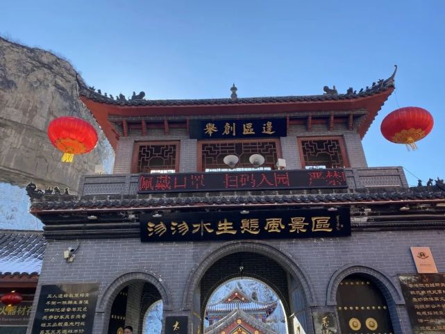 "昼观冰瀑,夜赏冰灯"沕沕水美景不打烊