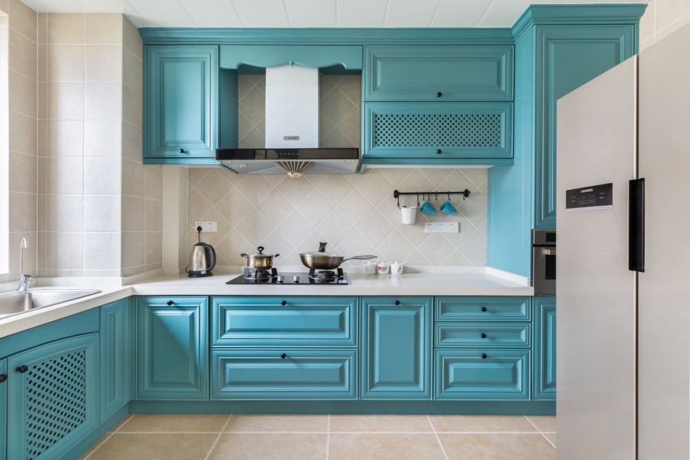 厨房,蓝色的橱柜简约柔和简洁中更加稳重华丽,在时尚中流露出经典的