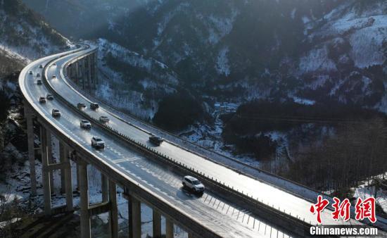 雅西路段雙螺旋路段冰雪融化道路溼滑,返程車流大.