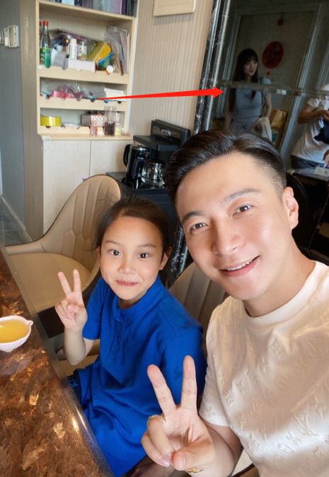 李小璐携女儿为干弟弟儿子庆生两人曾传绯闻9岁甜馨长发披肩