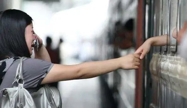 离开了年迈的父母抛下了年幼的儿女找到了养家糊口的地方却安不了家一