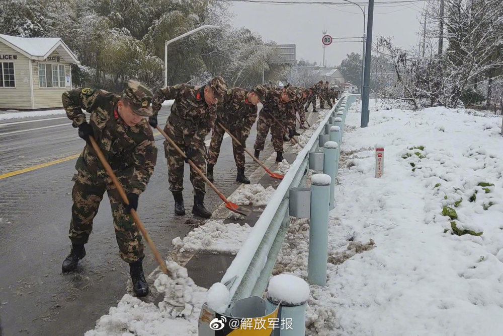 迅速驰援！武警官兵除雪保障道路畅通英语阅读小程序