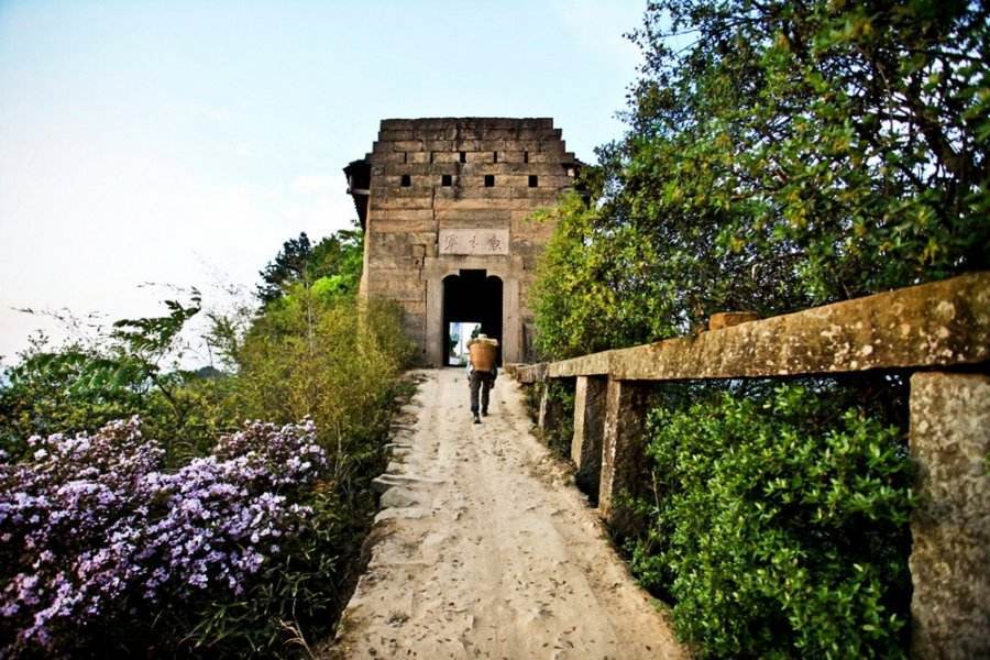 湖北与重庆边界一奇特古寨建在悬崖峭壁上景色绝美惊险刺激