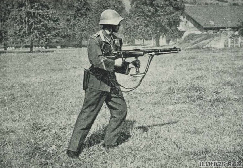 图说瑞士lmg25轻机枪达到通用机枪的标准一名士兵即可操作