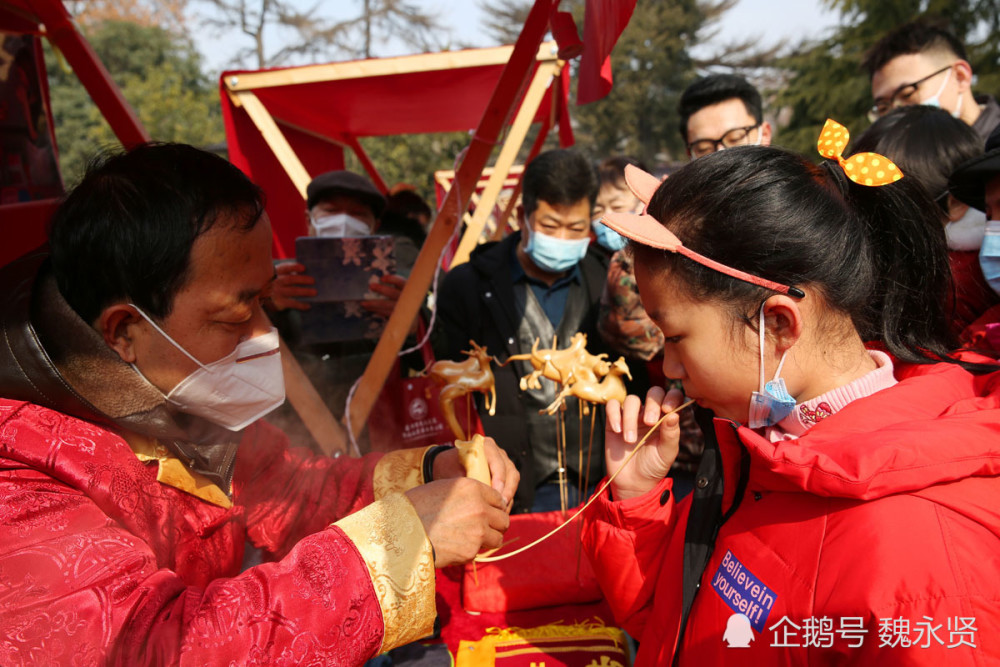 陕西60后男子吹了30多年糖人练就蒙眼吹糖人绝活