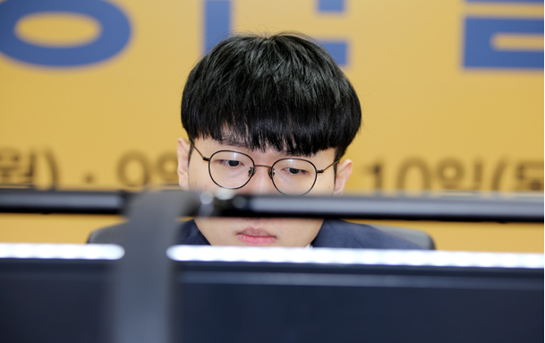 lg杯决赛首局申真谞戏剧性地反败为胜,占得先机,离冠军一步之遥.