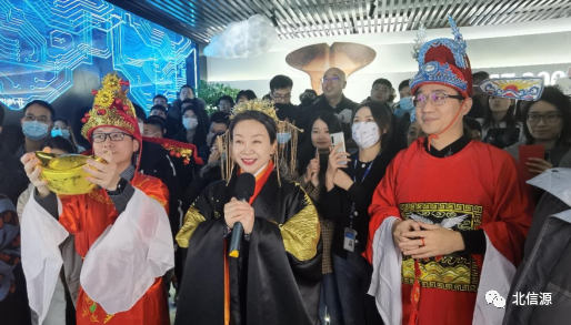 活动中,林皓董事长在广州分公司化身上古仙神"伏羲",为全体北信源人
