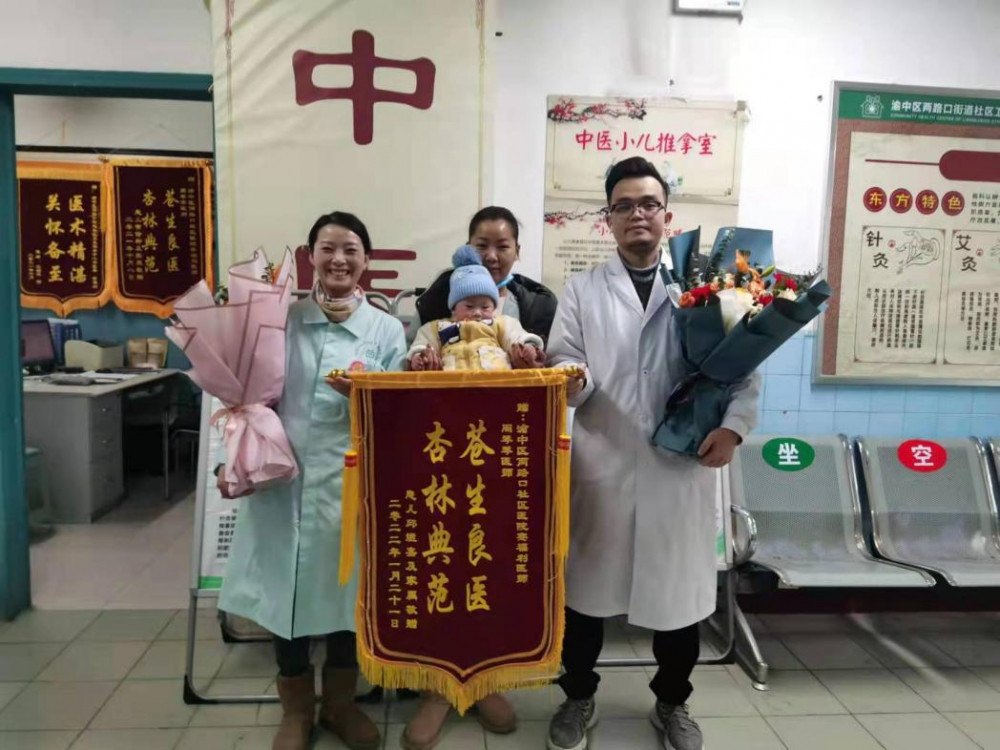 把满载着家人的感激和写有"杏林典范 苍生良医"的锦旗递到中医小儿