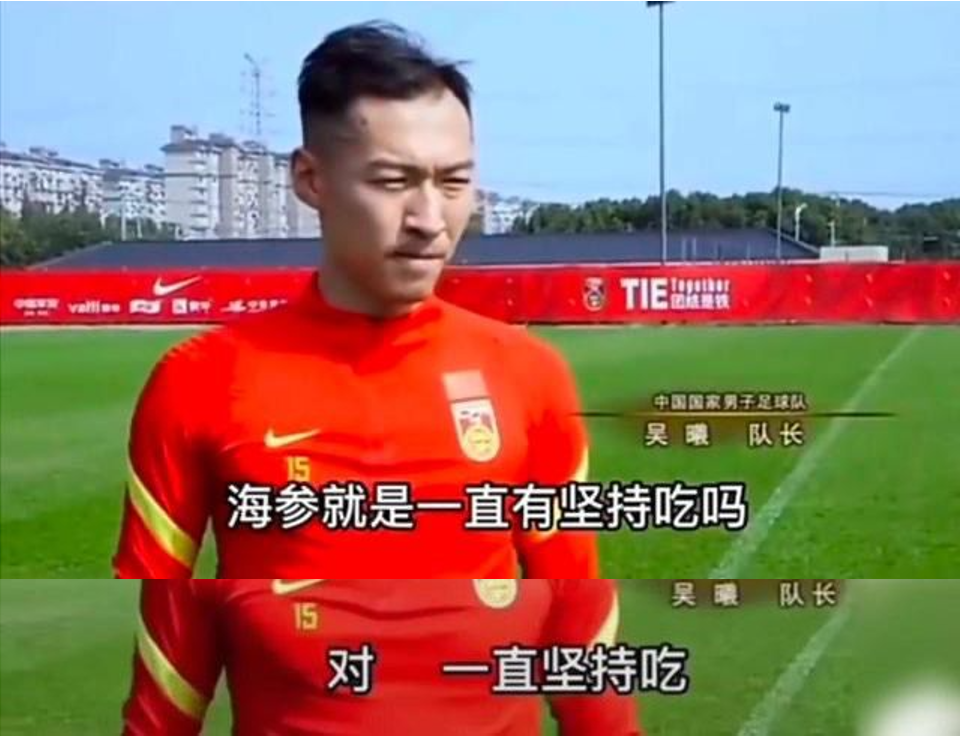男足队员一到球场,所有对手便都看着他们笑,有的叫道:"你们的肚腩又大