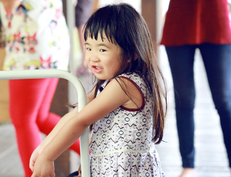 曹格女儿完美逆袭,丑萌模样长开后,真爱粉都不一定认得出来_腾讯新闻