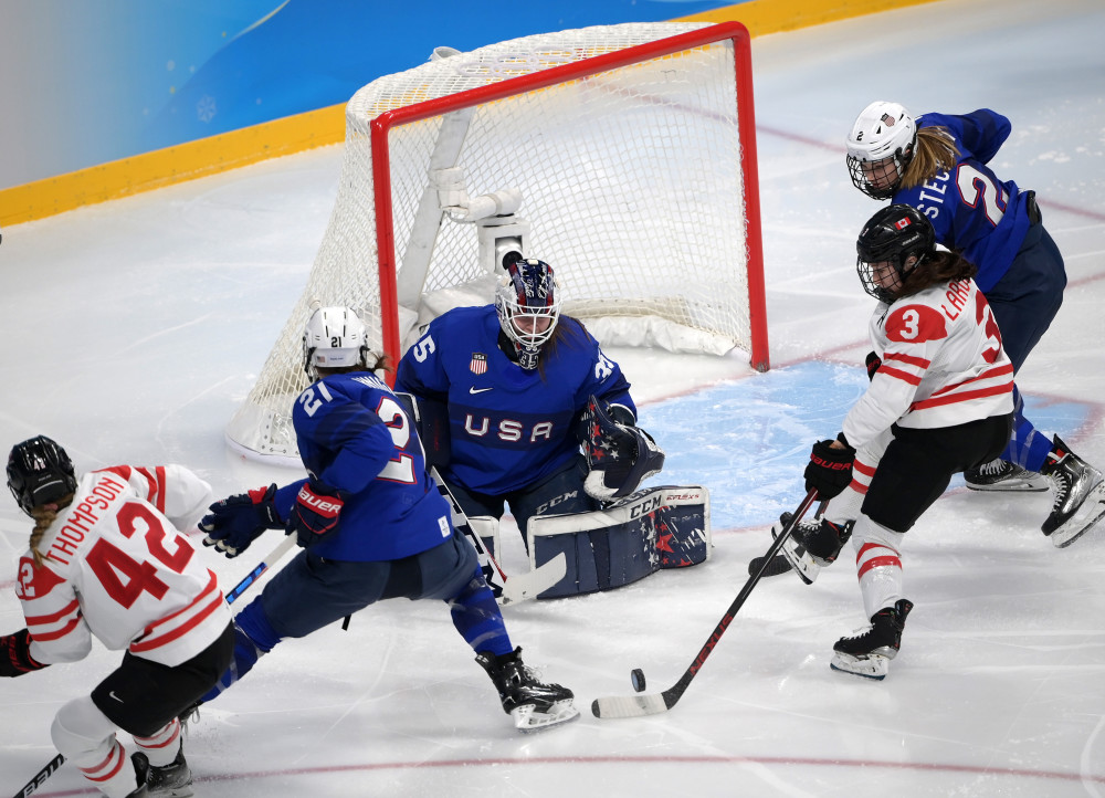 北京冬奥会冰球女子小组赛加拿大队胜美国队