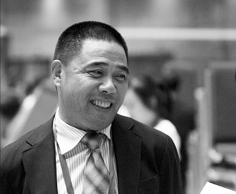 "傻大亨"陈德启:赚国外的钱,回国投资16亿开荒种葡萄,为啥?