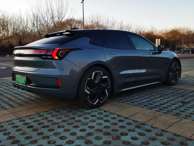 极氪001该车价格比领克旗舰09很贵,销量却全面碾压领克09,因为该车