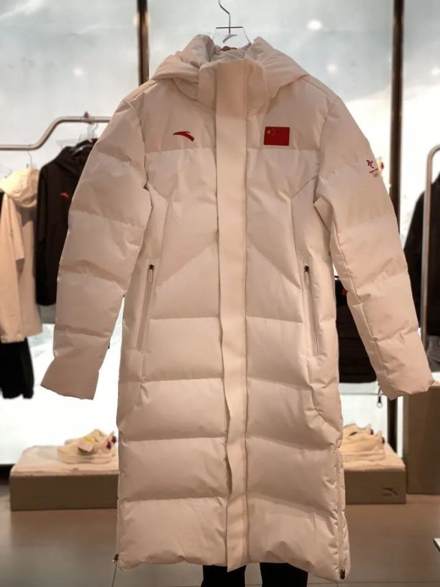 事实上,这件冬奥同款长羽绒服在春晚上已经提前亮相过了.