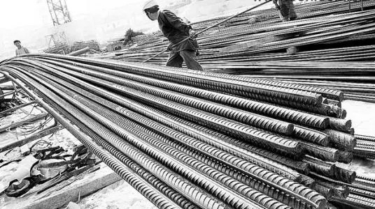 张东勇虽然日子过得拮据,但喜欢在外面摆排场,随口