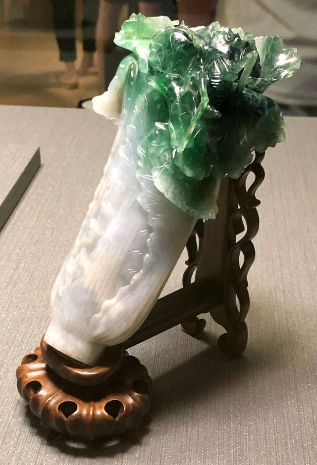 台北故宫博物馆翠玉白菜vs天津博物馆翡翠蝈蝈白菜谁更胜一筹