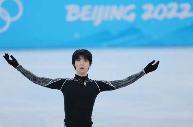 羽生結弦突發重大失誤,不是賽場冰面有問題,而是卡進了一個坑