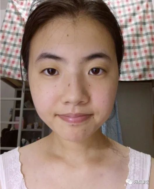 女人人中歪斜生育难手上有m字纹掌丘隆起有福气