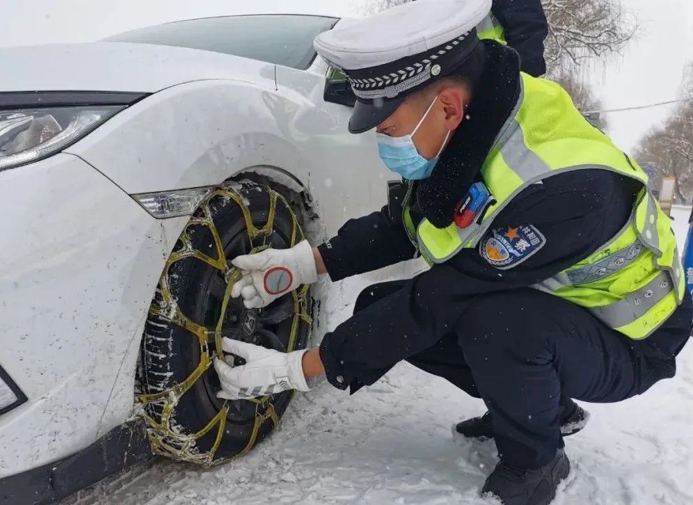 雪在警在泾川公安交警顶风冒雪守护平安