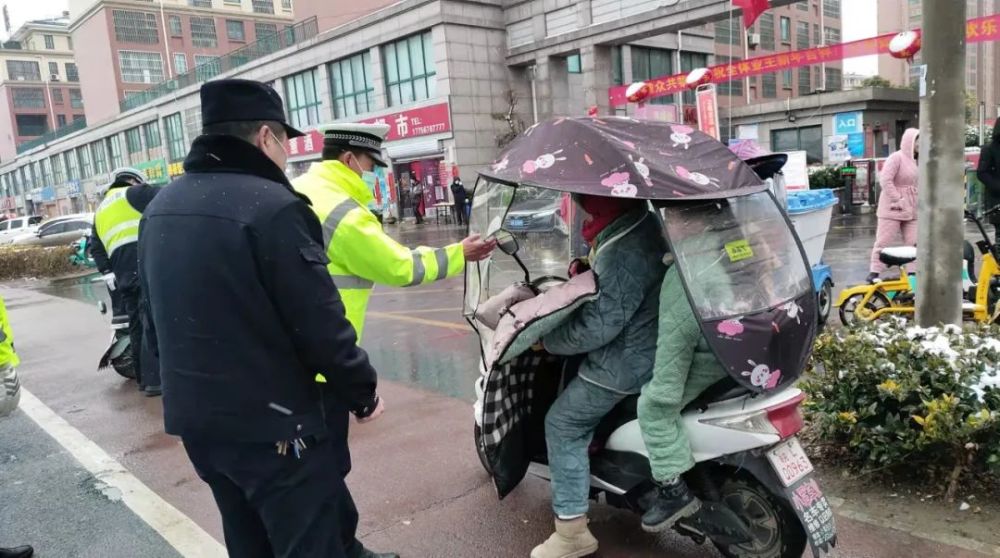 泗縣家長接送孩子上學請注意3月1日起泗縣將嚴查無牌上路電動車