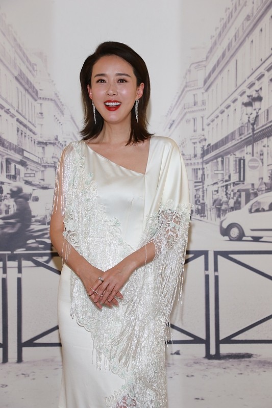 颜丹晨的生图有点油不过白色流苏长裙好优雅尽显女人味