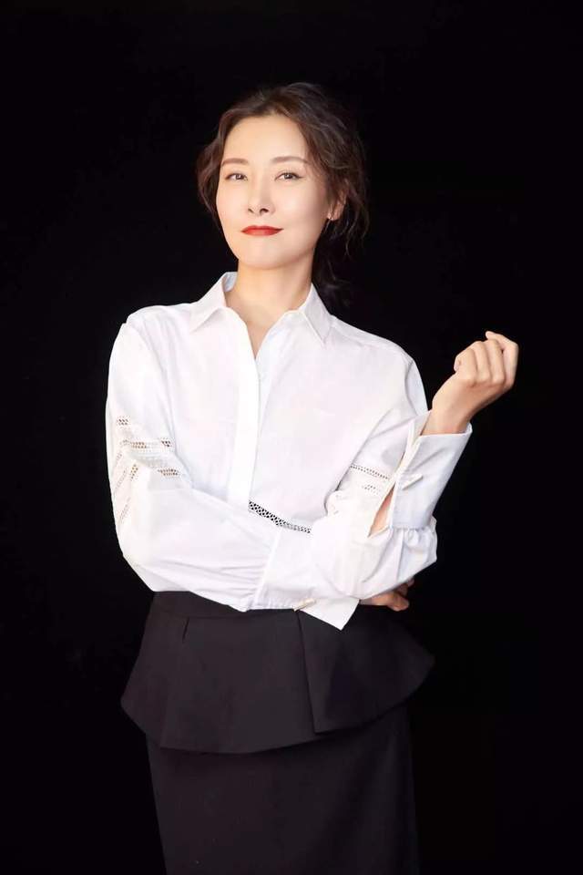 演员柯蓝:单身50年无儿女,有一种自由快乐叫"独立女性"