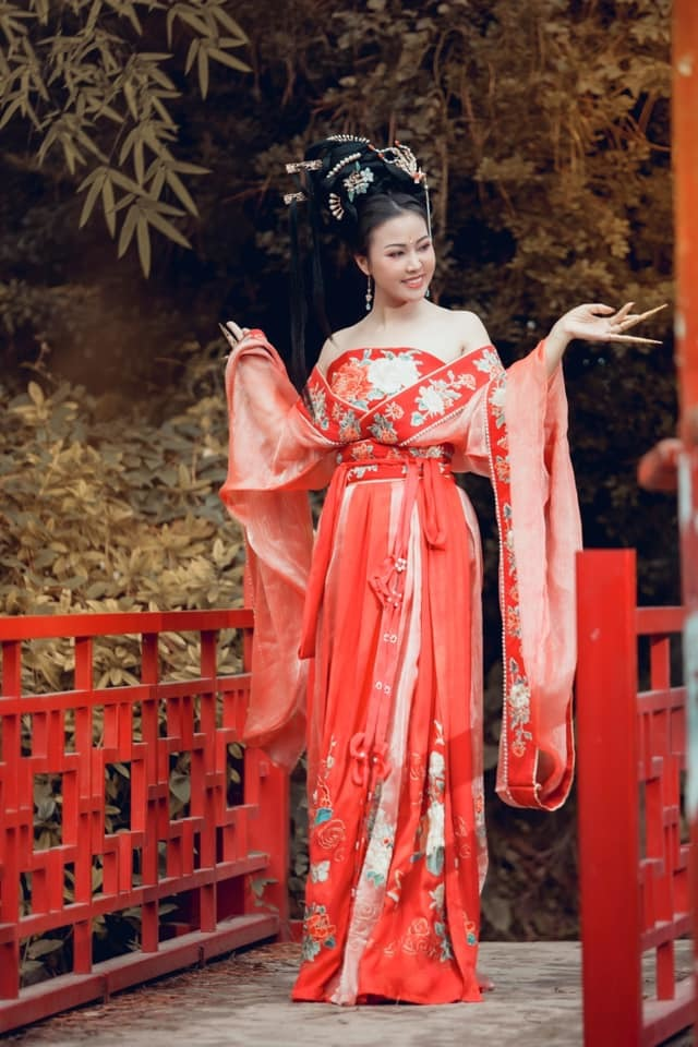 越南天王嫂晒古风照露出性感香肩