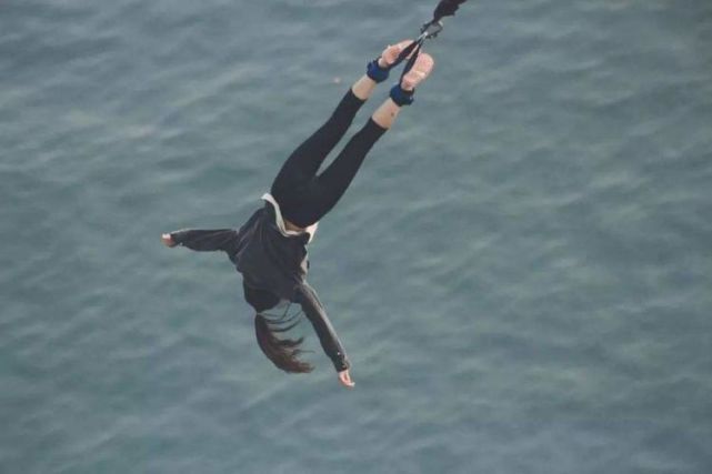 好看的的大胆美女去"蹦极",上班员工不肯松手,路人:好气人