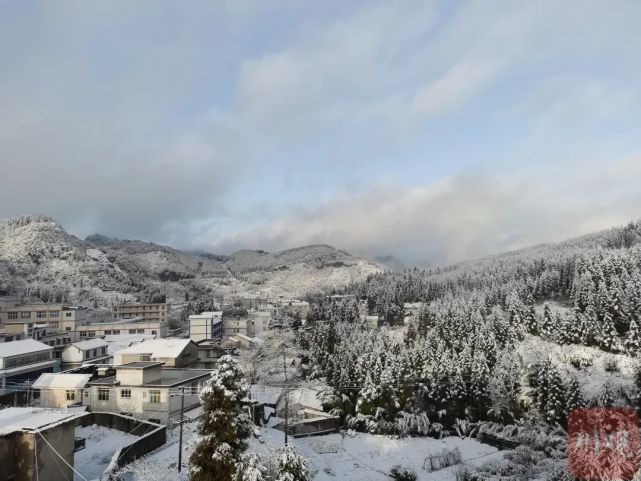 宜宾兴文仙峰苗族乡白雪皑皑秒变童话世界