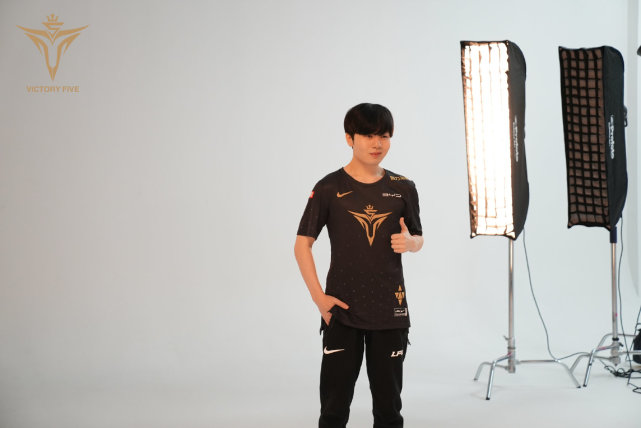 v5 定妆照补拍花絮,你们要的rookie来了!