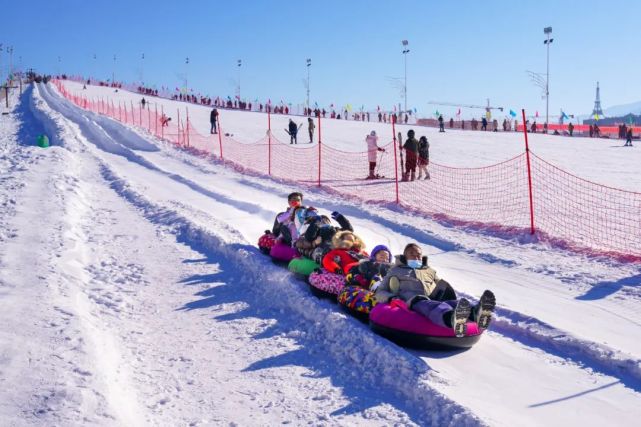 游客在巴里坤蒲类海冰雪风情园游玩.