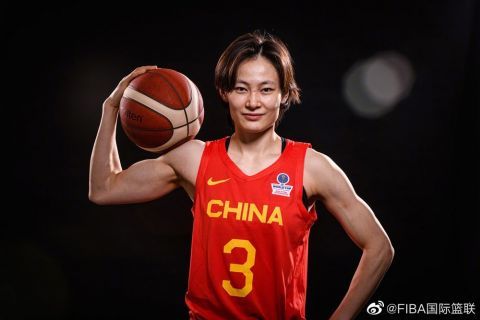 中国女篮世预赛定妆照曝光身穿红色球衣手拿篮球飒爽十足